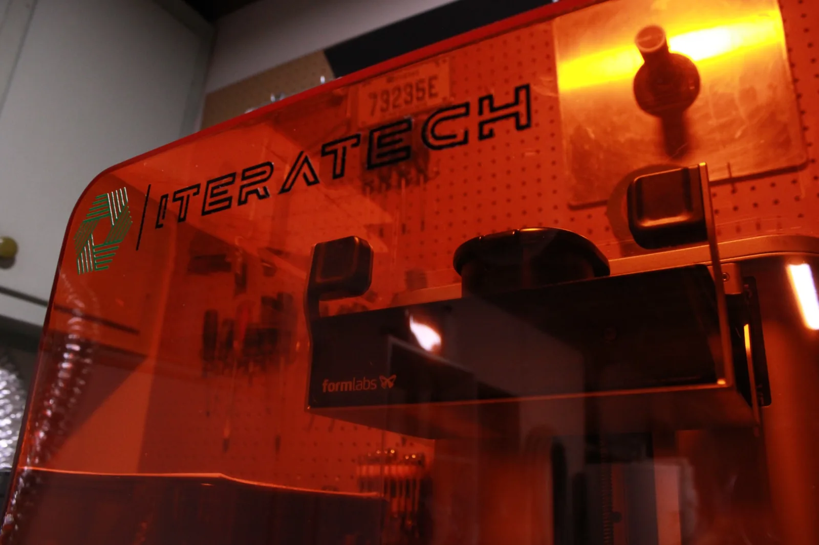 Imprimante 3D Formlabs dans l’atelier Iteratech, avec le logo Iteratech sur son couvercle