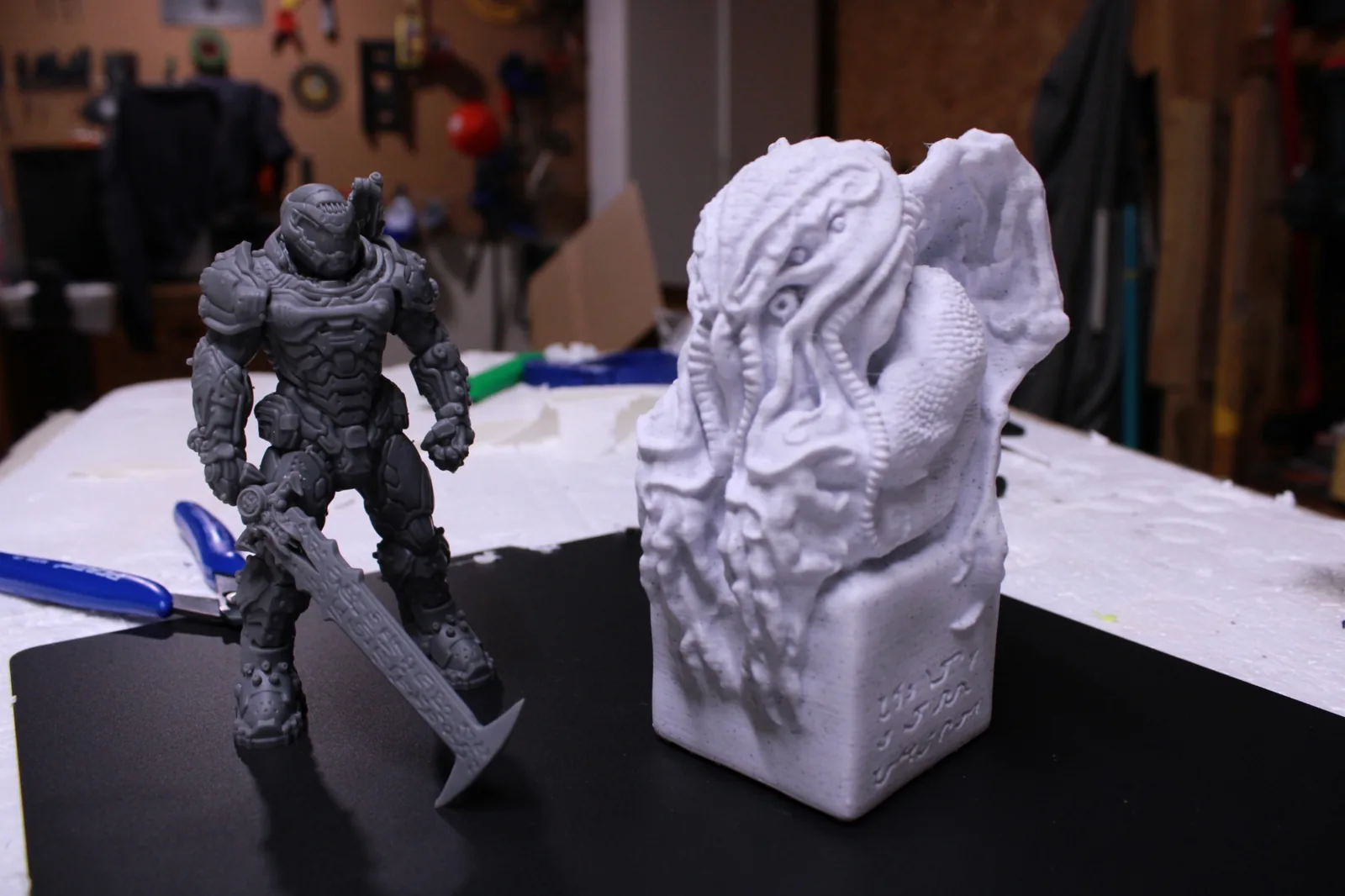 Figurines imprimées en 3D montrant des détails fins et des géométries complexes